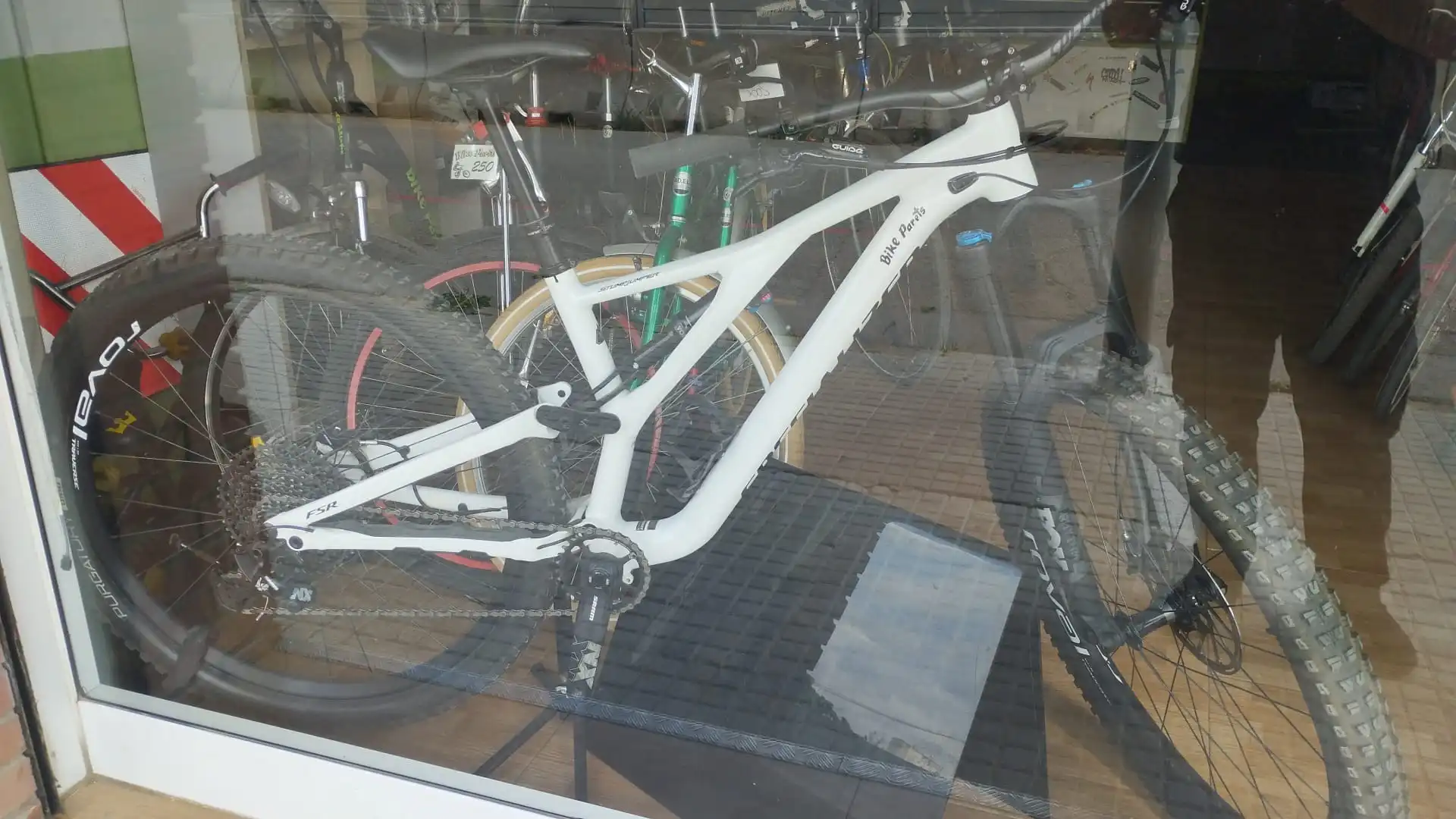 Taller Bike Parets con herramientas profesionales